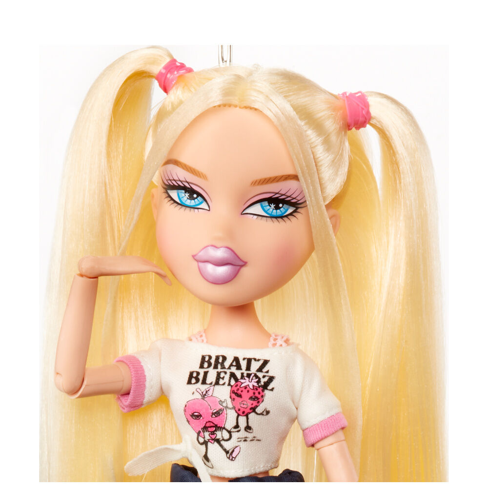 Bratz Stylin Cloe doll + t-shirt